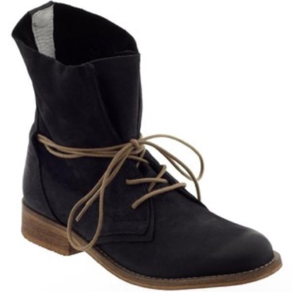 Steve Madden Soluri Women’s‎ Distressed Washed Black Leather Tie Up Booties